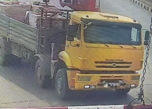 Грузовики разрушают только что отремонтированный Старый мост