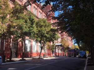 К администрации Астраханской области стянули спецтехнику