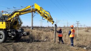 Вдоль железных дорог в Астраханской области ставят необычные устройства