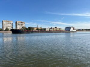 В центре Астрахани возле ЗАГСа сухогруз сел на мель