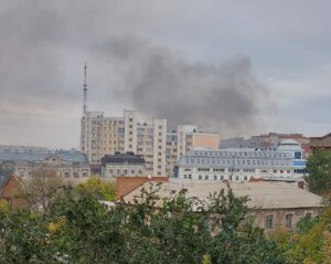 Слышится треск: в центре Астрахани сильный пожар