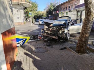 В центре Астрахани иномарка сбила велосипед с детским сиденьем