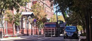 К зданию областной администрации в Астрахани стянули спецтехнику