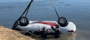 Не справился с управлением: как машина в обклейке «Таксолет» ушла под воду