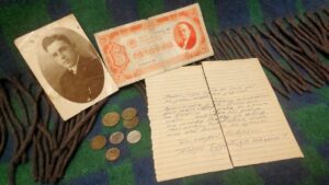 В старинном доме Астрахани найдено любовное письмо, фото и монеты, пролежавшие с довоенных времен