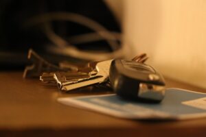 В Трусовском районе мужчина заметил в машине ключи и угнал ее