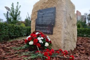 В сквере на Яблочкова появился памятный знак автору «Прощания славянки»