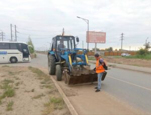 С улиц Астрахани убрали кубометры песка за выходные