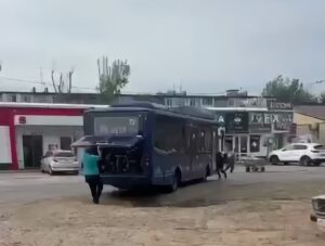 Синий автобус без водителя врезался в припаркованную машину