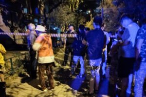 В Астрахани на пятиэтажном доме появилась трещина, на месте экстренные службы