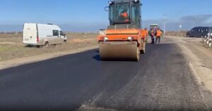 На границе Астраханской области ремонтируют огромный участок дороги