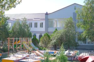 В крупном астраханском селе ремонтируют советское здание детского сада