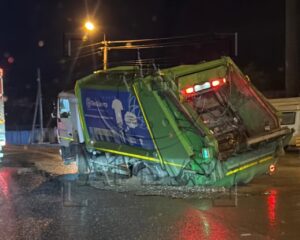 После дождя в Астрахани на дороге провалился мусоровоз