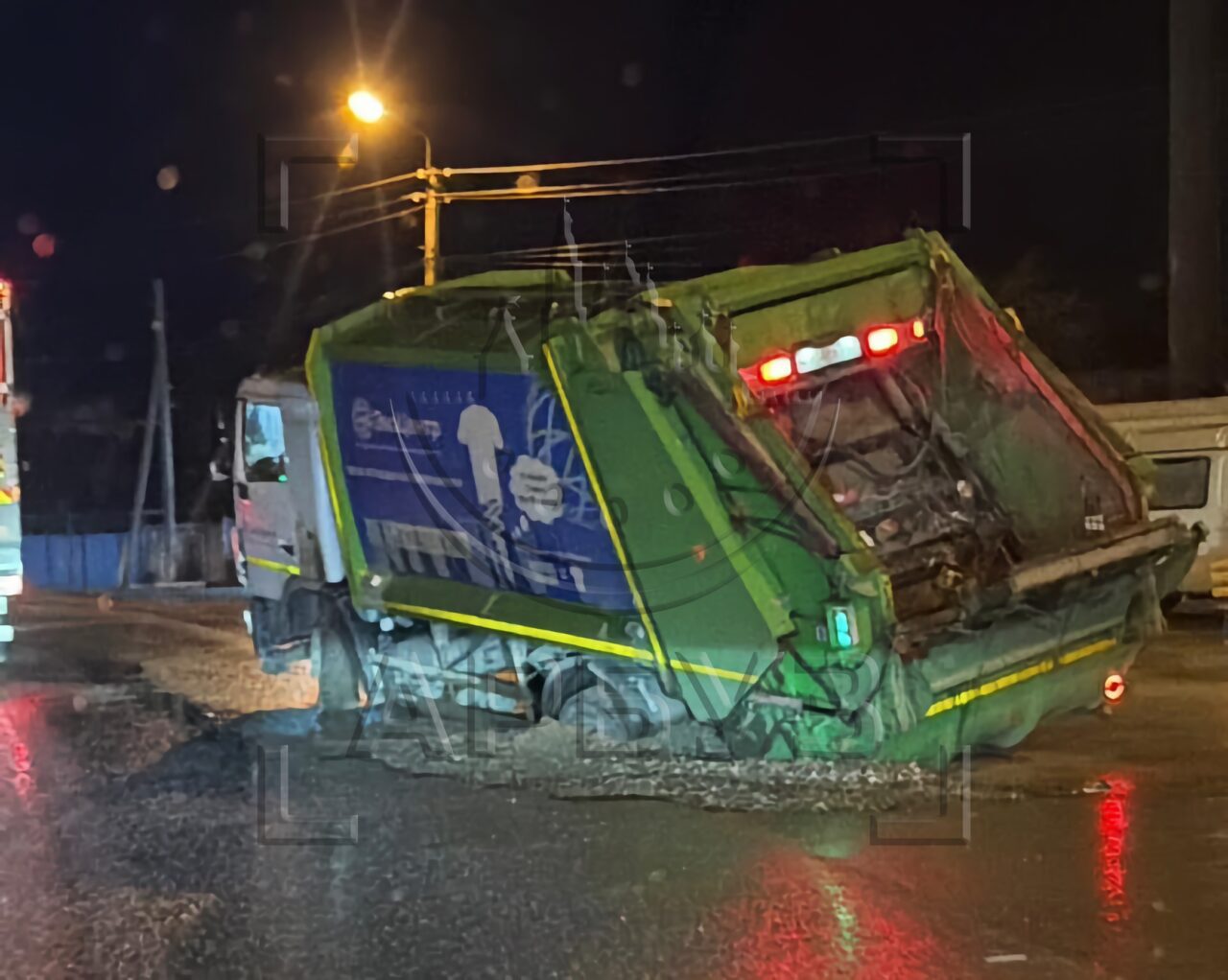 После дождя в Астрахани на дороге провалился мусоровоз