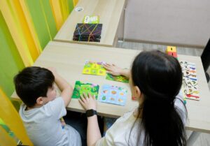 Дети в спектре — что такое аутизм, как он проявляется и как помочь таким детям