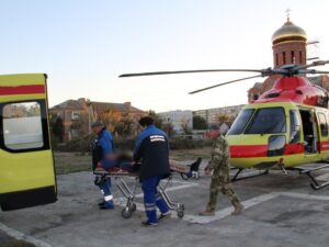 Вертолет санавиации помог жителю Знаменска спасти почку
