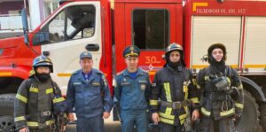 Астраханские пожарные эвакуировали из горящего дома двоих детей, женщину-инвалида и кота