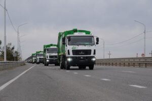 В Астрахань прибыли новые мусоровозы
