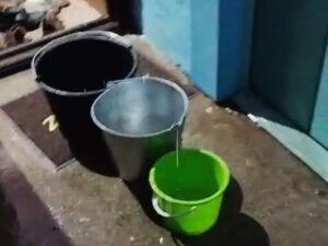 Жители Нариманова снова бегают с ведрами