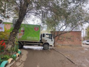 Астраханцы не могут свободно перемещаться по двору дома из-за грузовиков