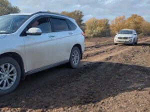 Жители двух крупных астраханских сел вынуждены ночевать в автомобилях после дождя