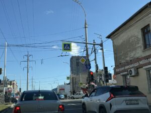 На Николая Островского массово устанавливают новые умные светофоры