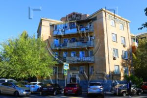 Знаменитый астраханский «дом с бутылками» дал трещину