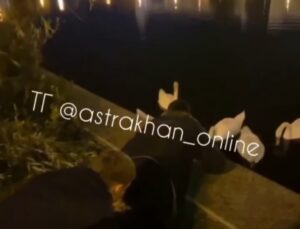Схватил за шею, смеялся и тащил: в Астрахани подростки напали на живую легенду города