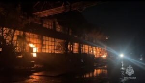 На окраине Астрахани произошел мощный пожар, сгорел склад