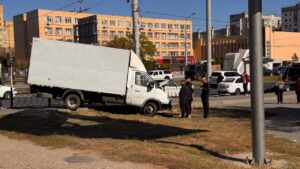 В Астрахани «Газель» врезалась в толпу на тротуаре