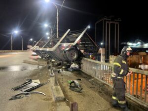 Стало известно, почему фура повисла на Новом мосту в Астрахани