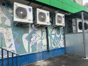 Часть советской мозаики в легендарном магазине Астрахани закрыли кондиционерами