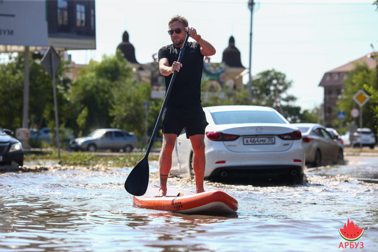 Глубже некуда: редакция «Арбуза» совершила фотоэкспедицию по городским лужам