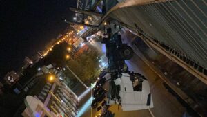 С Нового моста в Астрахани свалилась фура
