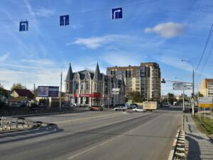 На перекрестке в Астрахани повесили противоречащие друг другу знаки