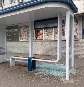 Полицейские нашли вандалов, разбивших новую остановку в Астрахани