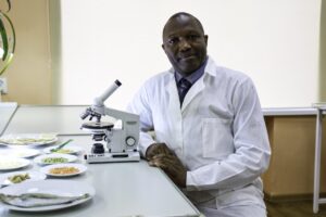 Ученый из Сьерра-Леоне создал в АГТУ питательный концентрат для борьбы с голодом