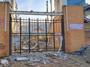 В Астрахани начали разбирать торговый центр