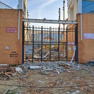 В Астрахани начали разбирать торговый центр