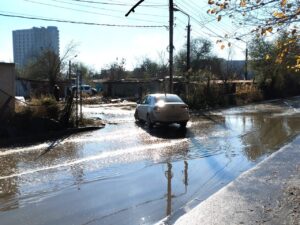 Астраханцы жалуются на невозможность пройти пешком по Вокзальному проезду 