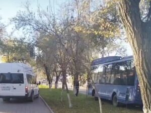 Соцсети помогли найти водителя маршрутки, который объезжал пробку по тротуару