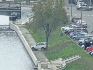 В Астрахани автомобиль «решил» самостоятельно прогуляться по набережной