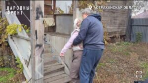 Астраханская семья с ребенком-инвалидом вынуждена жить в разрушающемся доме