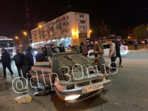 В Астрахани на подъеме на Новый мост перевернулся автомобиль