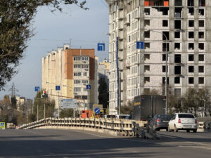 На перекрестке в Астрахани убрали противоречивые дорожные знаки