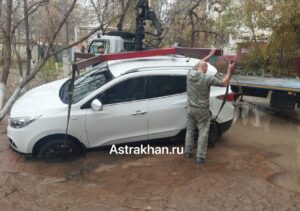 В Астрахани автомобиль едва не ушел под землю из-за прорыва трубы