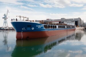 Под Астраханью построили огромный сухогруз «Каспийский берег»