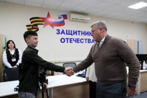 Игорь Бабушкин передал ветерану СВО первый адаптированный автомобиль