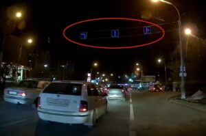 Водители массово игнорируют новые знаки на перекрестке возле парка «Планета»