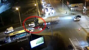 У парка «Планета» второй день аварии из-за игнорирования водителями новых знаков